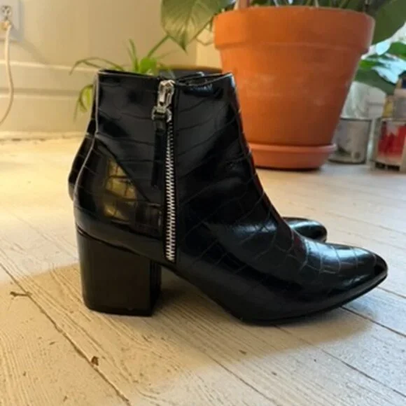 Crocodile Texture Black Chelsea Ankle Boot - Picture 1 of 7